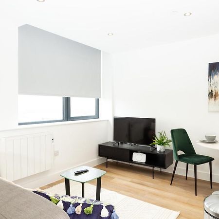 Stylish Studio Apt Overlooking Old Trafford Manchester Exterior photo